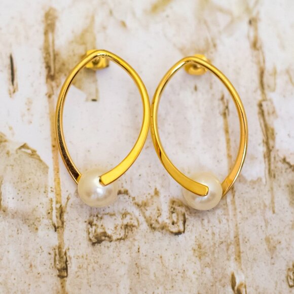 Vintage Round Oval Drop Gold Tone Stylish Dangle Earrings by Avon - B15 - Picture 1 of 3